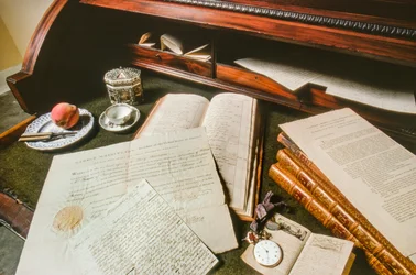 Dokument, en klocka och andra föremål som tillhörde George Washington ligger på ett skrivbord...