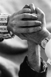 Händer av en patient och läkare under LSD-behandling. Experiment med LSD av Dr. J....
