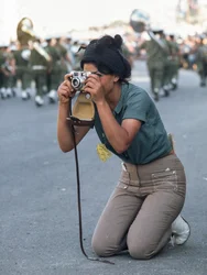 Israelisk kvinna tar foto av militärparad i Jerusalem under påskhelgen.