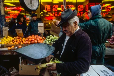 Man skalar ett majskolv på marknaden i Philadelphia