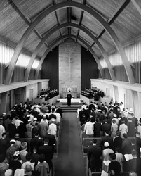 Pastorn talar till församlingen under söndagsgudstjänsten på First Congregational Churc...