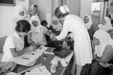 Turkiska kvinnor som besöker en klinik undersöks av vårdpersonal.