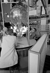 Besökare på världsutställningen i Seattle 1962 beundrar en vetenskaplig utställning.
