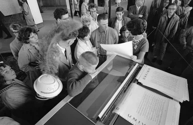 Besökare på världsutställningen i Seattle 1962 tittar på en tidig UNIVAC-datorskärm.