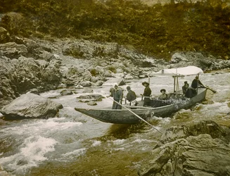 En båt i forsarna i Hozu-floden, Kyoto ca 1900 - 1915 (fotografi)