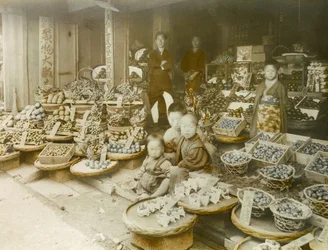 En fruktaffär i Japan, cirka 1900-1915 (fotografi)