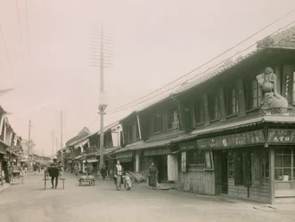 En shoppinggata i Motomachi-distriktet i Kobe, cirka 1900 - 1915 (fotografi)