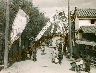 En gata i Kyoto cirka 1900 - 1915 (fotografi)