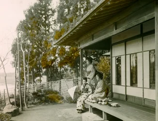 Japansk familj framför sitt hem, ca 1900 - 1915 (fotografi)