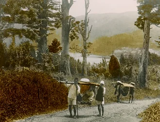 Japansk flicka i en Kago, Hakone-regionen, ca 1900 - 1915 (fotografi)