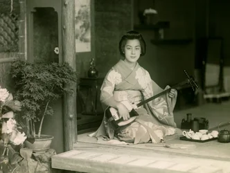 Porträtt av en japansk kvinna som spelar Shamisen ca 1900 - 1915 (fotografi)