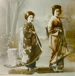 Porträtt av två unga geishor ca 1900 - 1915 (fotografi)