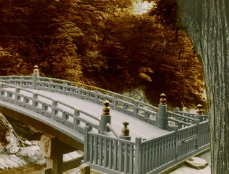 Shinkyo (den heliga bron) i staden Nikko, cirka 1900-1915 (fotografi)