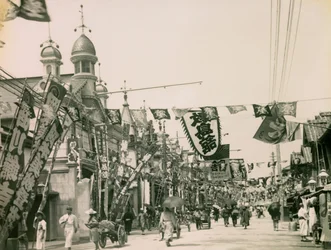 Teatergatan i Shinkaichi-distriktet i Kobe, ca 1900 - 1915 (fotografi)