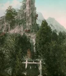 Vy över berget Myogi i Gunma Prefecture, ca 1900 - 1915 (fotografi)