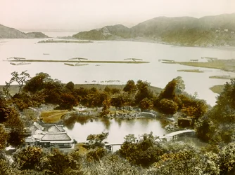 Utsikt över Rakurakuen Garden, nära Biwasjön, ca 1900 - 1915 (fotografi)