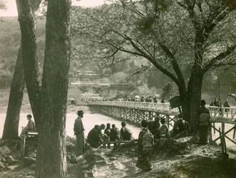 Vy över Togetsukyobron över floden Katsure i Arashiyama, cirka 1900 - 1915 (fotografi)