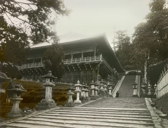 Vy över det buddhistiska templet på styltor i Nara, ca 1900 - 1915 (fotografi)