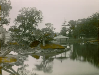 Vy över den japanska trädgården Koraku-en i Okayama, ca 1900 - 1915 (fotografi)