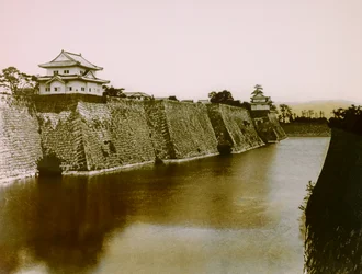 Vy över slottet och vallgraven i Osaka, ca 1900 - 1915 (fotografi)