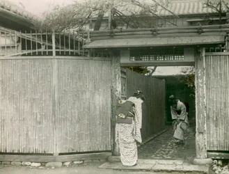 Ung japansk kvinna på besök hos en vän, ca 1900 - 1915 (fotografi)
