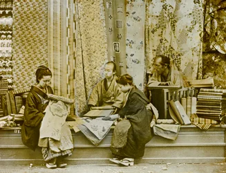 sidenförsäljare i japan, ca 1900 - 1915 (fotografi)