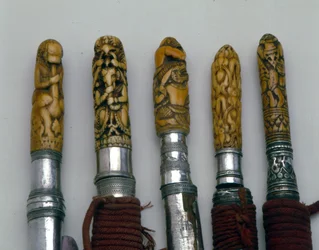 Ornamentala kniv- och svärdshandtag, norra Thailand