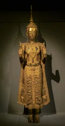 Buddha-parad gör gesten av frånvaron av rädsla för båda händerna