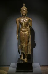 Buddha går. Thailand. Thailändsk konst av Sukhothai, 1400-1500-talet