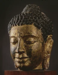 Jätte Buddha-huvud med slutna ögon, Srivijaya-stil