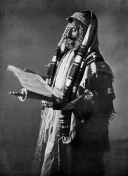 Rabbi läser lagen.