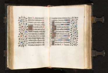 Bok av timmar Användning av Paris: fol. 106R, flera initialer med dekorerad gräns, c. 1420.