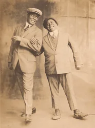 Fotografi av två män som länkar armar, 1910-1920-talen.
