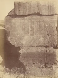Närbild av hieroglyfiska inskrifter och skulpturer, Karnak