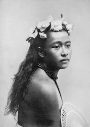 En samoansk flicka, med en kaplett av hibiskusblommor, 1902