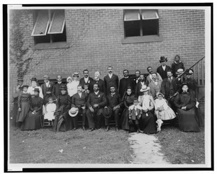 Medlemmar av First Congregational Church, Atlanta, Georgia, poserade utanför tegelkyrkan