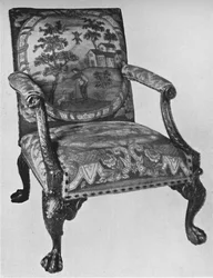 Chippendale Mahogny Arm-stol med handarbetad klädsel, mitten av 1700-talet, 1928