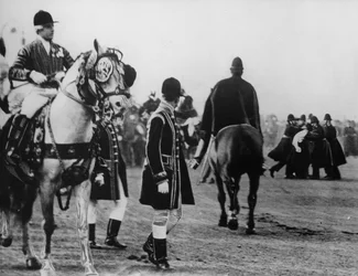 En suffragett försöker attackera kungen när han anländer till öppna parlamentet, 1908