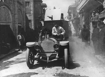 En pansarvagn som tillhör unga turkar, 1909