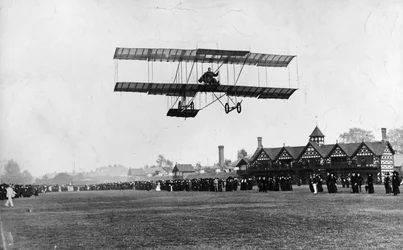 Grahame White flyger sin maskin från Ranelagh Club, samma år som Manchester-flygningen, 1910