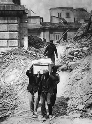Återvinning av kroppar fyra månader efter jordbävningen i Messina 1909
