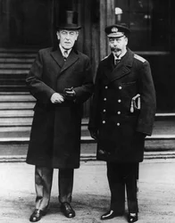 Kungen poserar med president Wilson utanför Buckingham Palace den 31 december 1919
