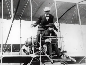 Thomas E. Grant och Lewis Turner i en flygande maskin för att fotografera solförmörkelsen, 1912