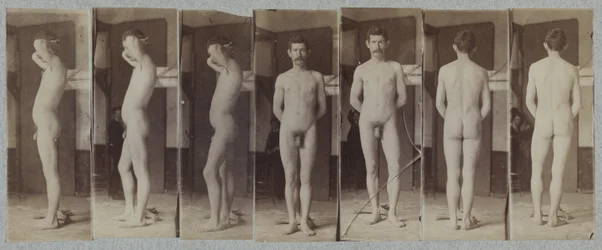 Fotografier av en stående manlig nakenmodell "Joseph Smith"