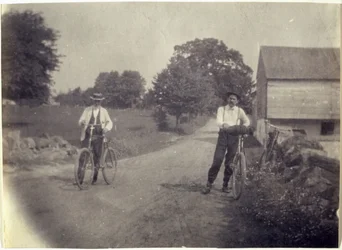 Samuel Murray och Benjamin Eakins på cyklar, ca. 1895-1899.