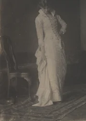 [Kvinna i vit klänning med spetskropp i Thomas Eakins studio], 1880-talet, 1880-talet.