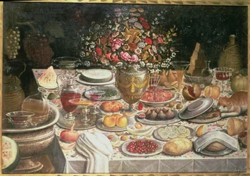 Stilleben av bord laddat med mat, dryck och en vas med blommor