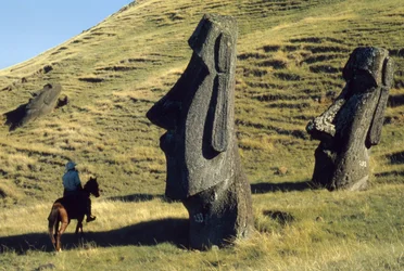Påsköns monoliter som kallas moai i ett vulkaniskt landskap är uråldriga vaktposter för...
