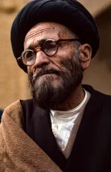 Iransk shiamuslimsk präst med glasögon och turban