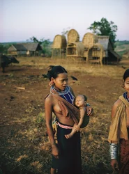 Khmer Loeu-mor och hennes barn i en slinga och en traditionell sarong från bergsstammen i Phum...